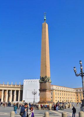 Обелиск в 25 метров в высоту был привезен из Египта и в 1586 году перемещен на площадь