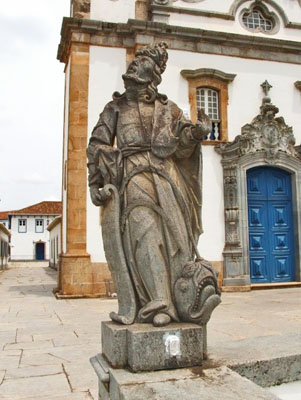 Статуя каменного пророка на лестнице в церкви Бон-Жезус-ди-Матозиньюс, Конгоньяс