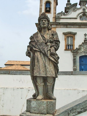 Статуя каменного пророка на лестнице в церкви Бон-Жезус-ди-Матозиньюс, Конгоньяс