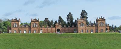 Охотничий домик Шательро (Chatelherault) построен в 1732 для герцога Гамильтона в качестве летнего дома и домика для охоты. Вид со стороны сада