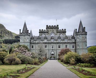 Замок Инверари (Inveraray Castle). Первый камень был заложен в 1746 году, достроили только через 43 года