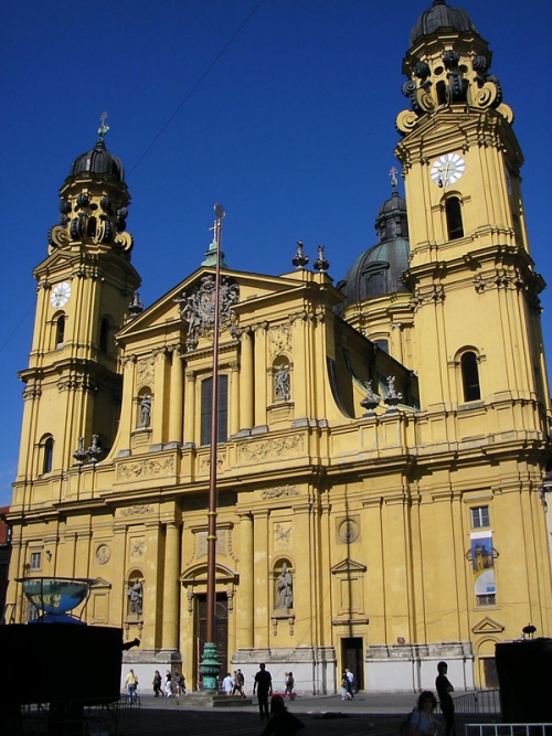 Фасад церкви Театинеркирхе (Theatinerkirche, 1768 г.)