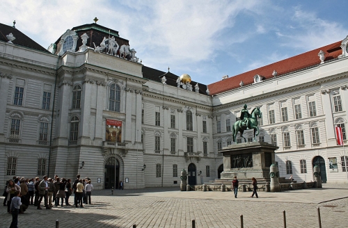 Национальная библиотека&nbsp; (Nationalbibliothek), 1723-1735 гг. В центре ротонды размещена статуя императора Карла VI. На крыше здания &ndash; скульптура Минервы в колеснице, которая сбрасывает с карниза вниз символические "Невежество" и "Голод".