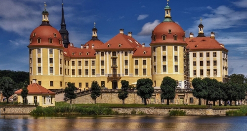 Замок Морицбург (Schloss Moritzburg), г. Морицбург, 1723-1733 гг. В интерьере преобладает тема охоты. Комнаты обставлены барочной мебелью, обои в некоторых комнатах инкрустированы серебром.