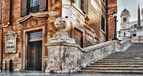 Английское кафе (Babingtons), Рим, Площадь Испании (Piazza di Spagna), построено в 1760 г. Пиранези использует в декоре кафе элементы египетского искусства.